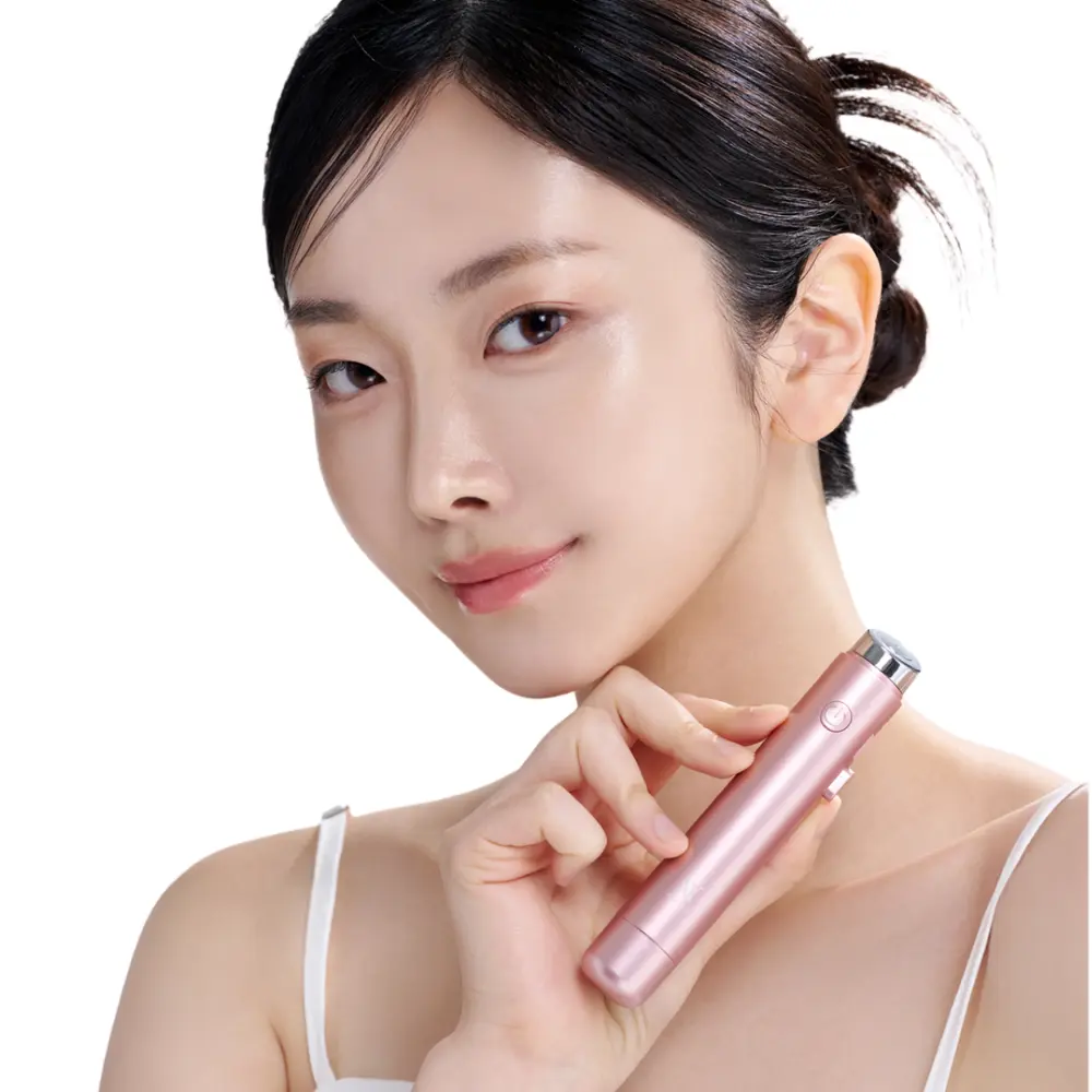 Model demonstrating the use of VERYAN Serum Stick — a Korean-made beauty device ideal for brand partnerships and global distributors.